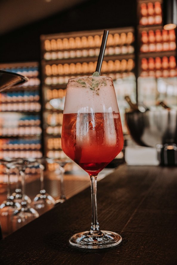 Cocktail mit Eis in Rotweinglas