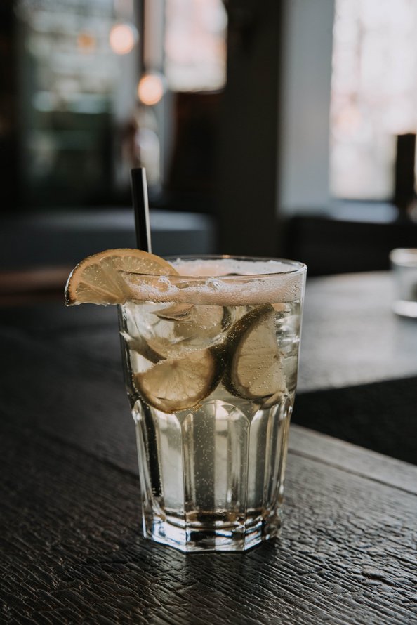 Cocktail im Glas mit Limettenscheibe